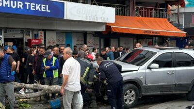 ANTALYA (AA) – Antalya'nın Manavgat ilçesinde iki otomobilin çarpıştığı kazada