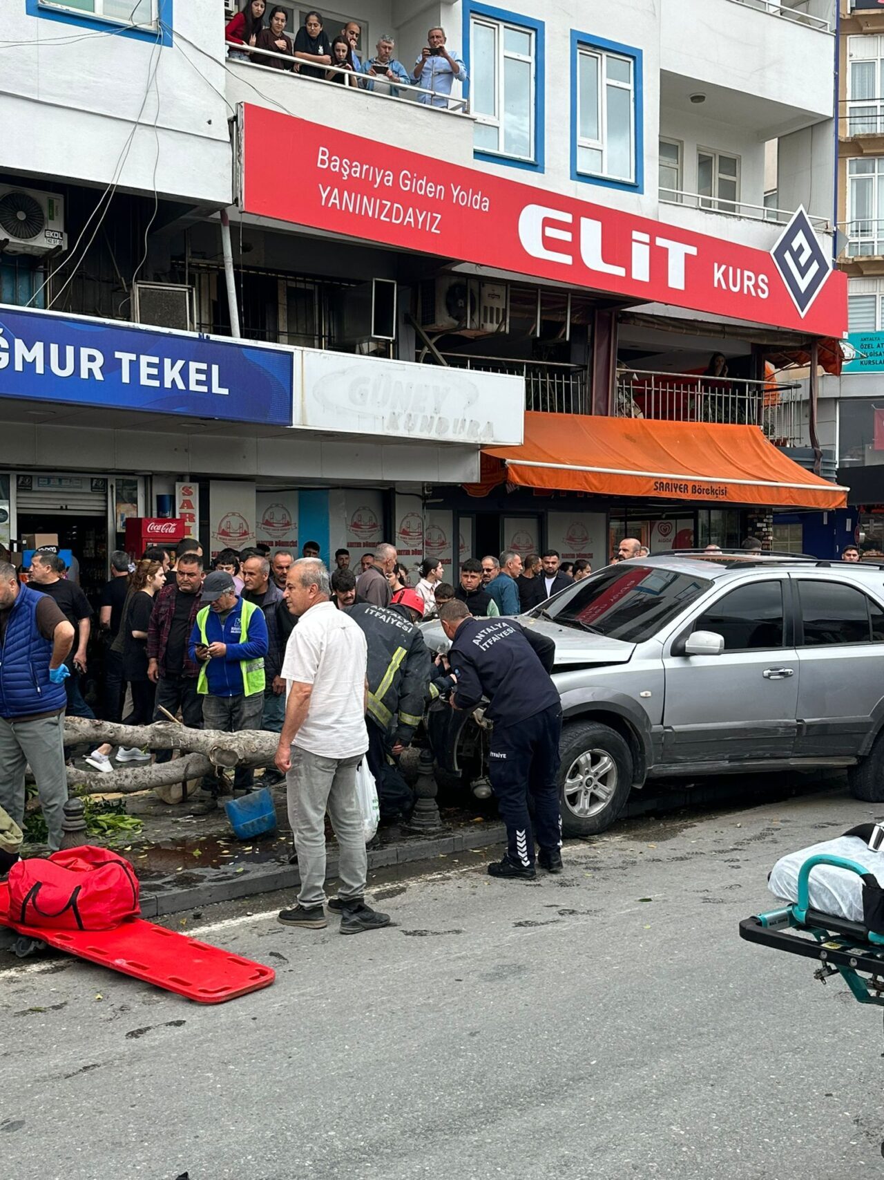 ANTALYA (AA) – Antalya'nın Manavgat ilçesinde iki otomobilin çarpıştığı kazada