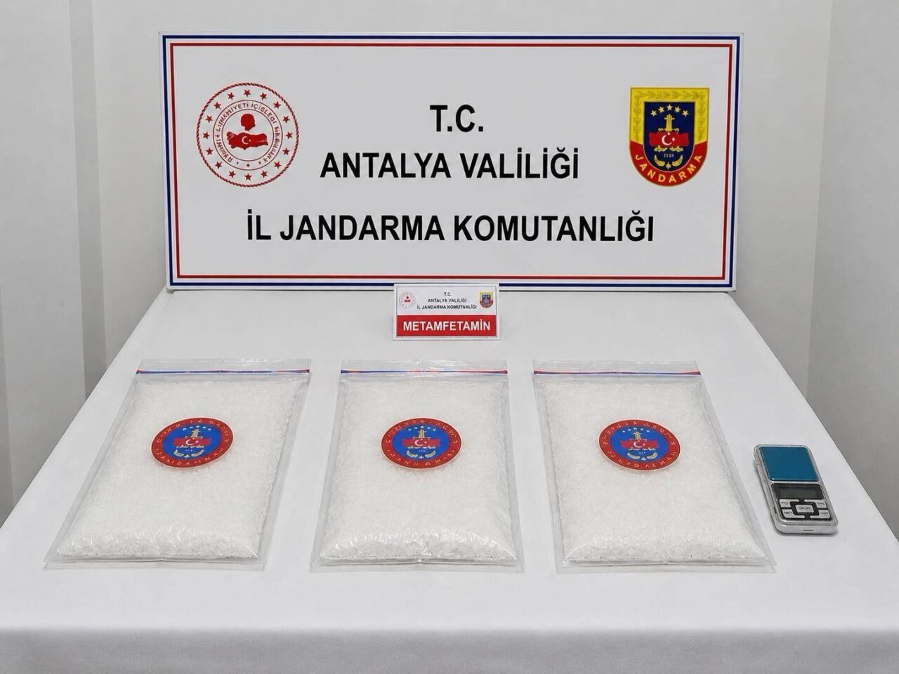 ANTALYA (AA) – Antalya'nın Serik ilçesinde düzenlenen uyuşturucu operasyonunda gözaltına