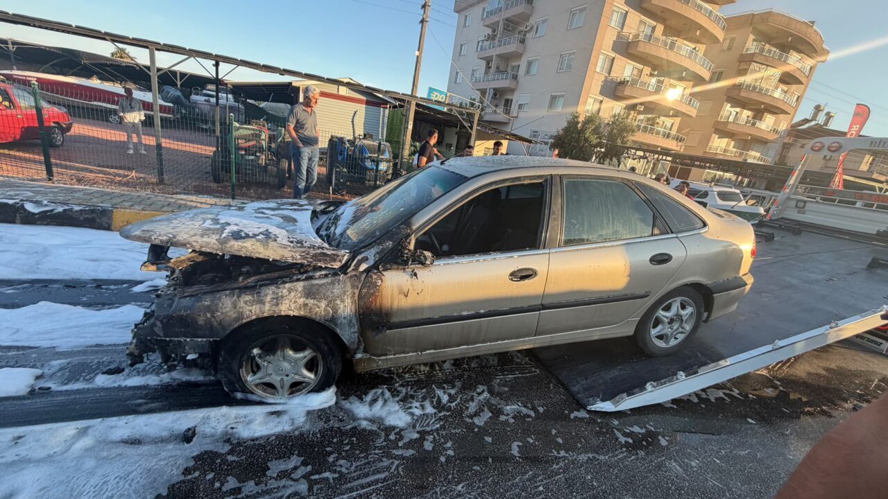ANTALYA (AA) – Antalya'nın Demre ilçesinde bir otomobilde çıkan yangın