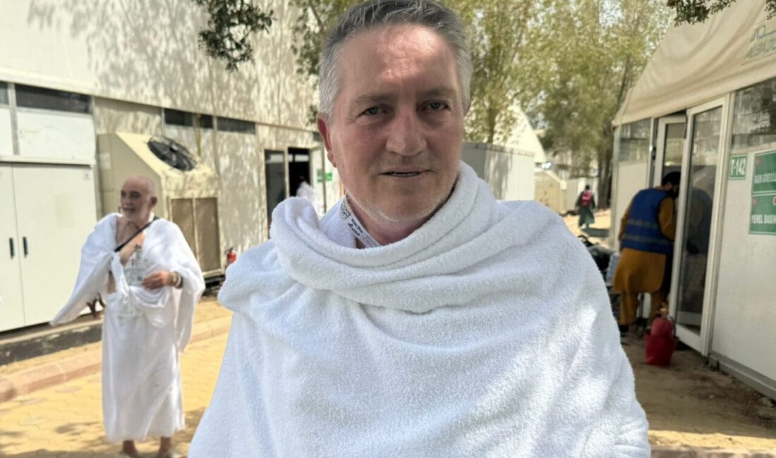 - Hacı adaylarından Azime Akarçay:
- "Dualar çok güzeldi, ağladık, sarıldık.