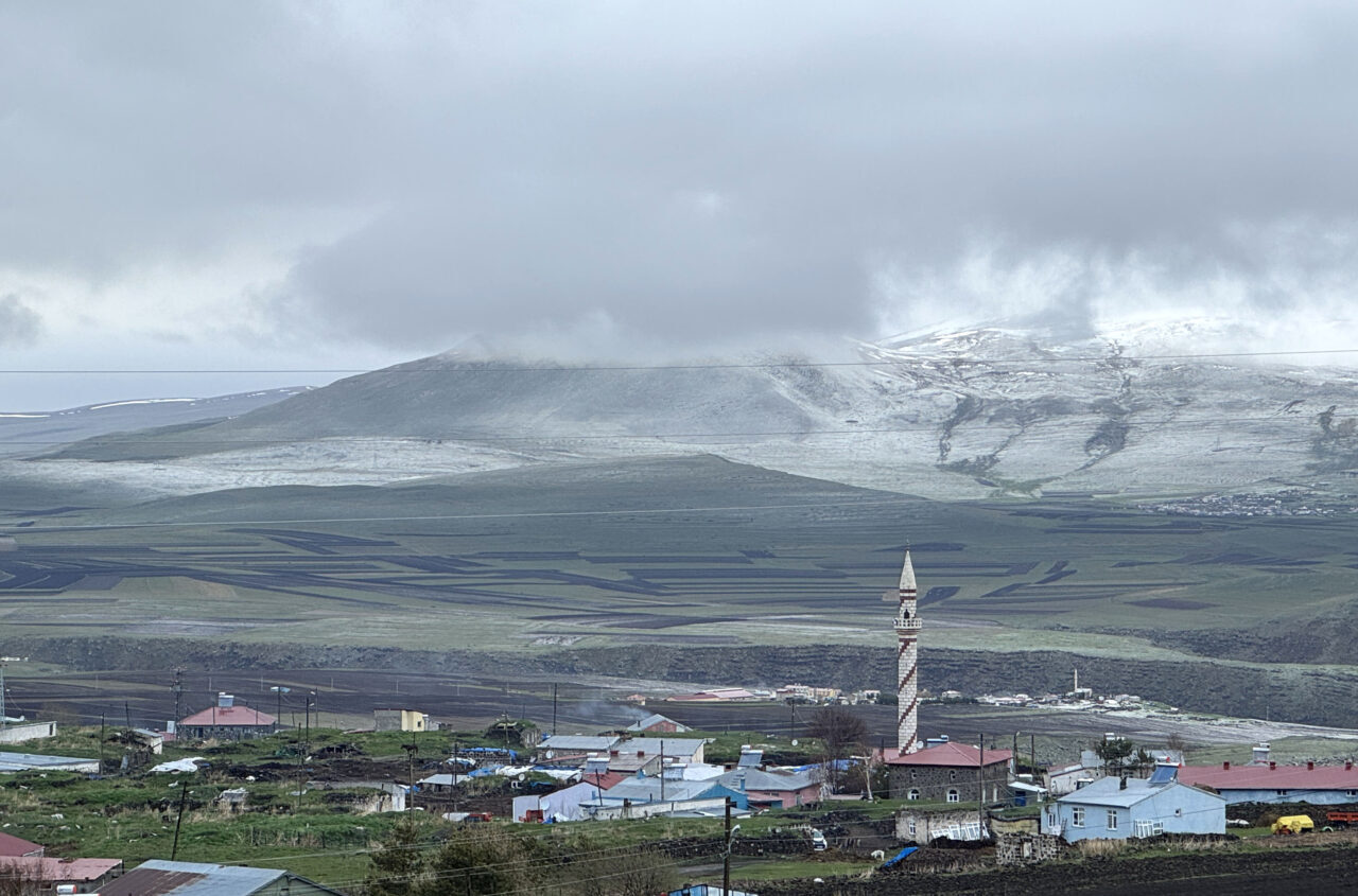 ARDAHAN (AA) – Ardahan'da mayısta kar yağışı etkisini sürdürdü. Kent