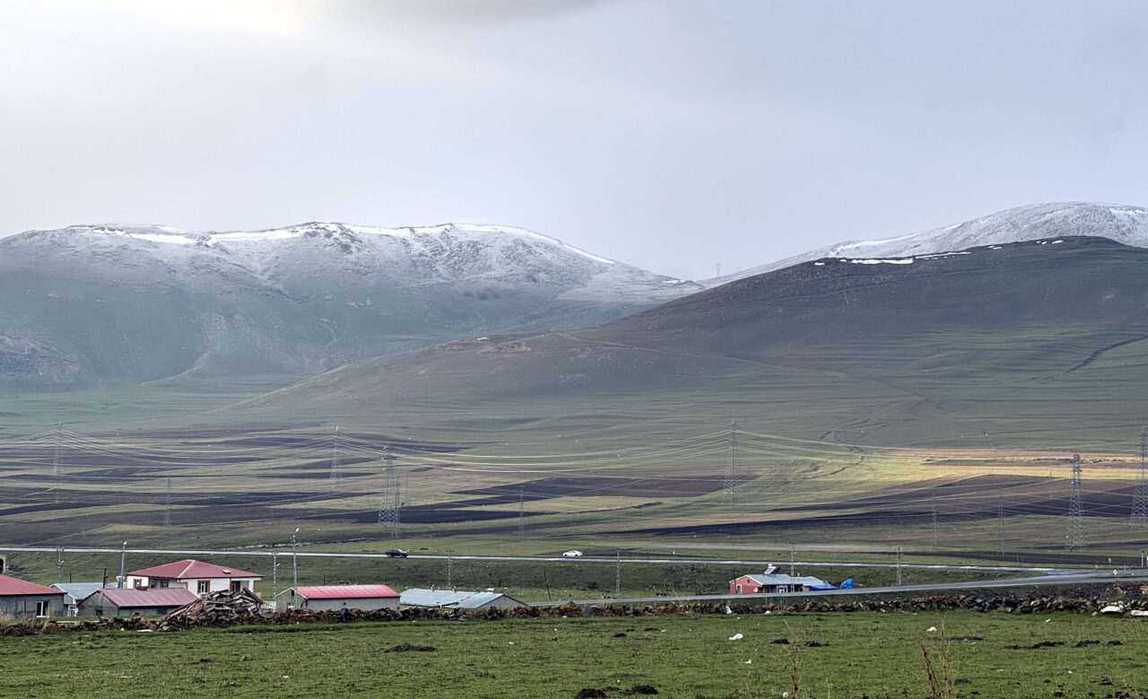 ARDAHAN (AA) – Ardahan'da mayısta kar ve dolu etkili oldu.