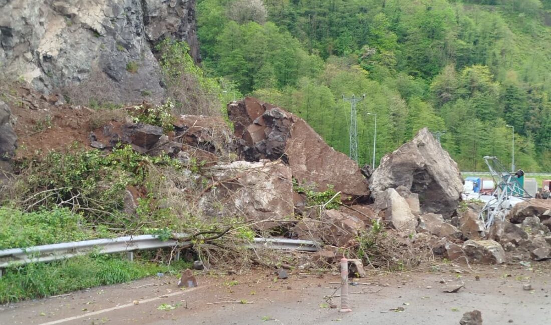 - Park halindeki bir tıra zarar veren heyelan yüzünden yolda