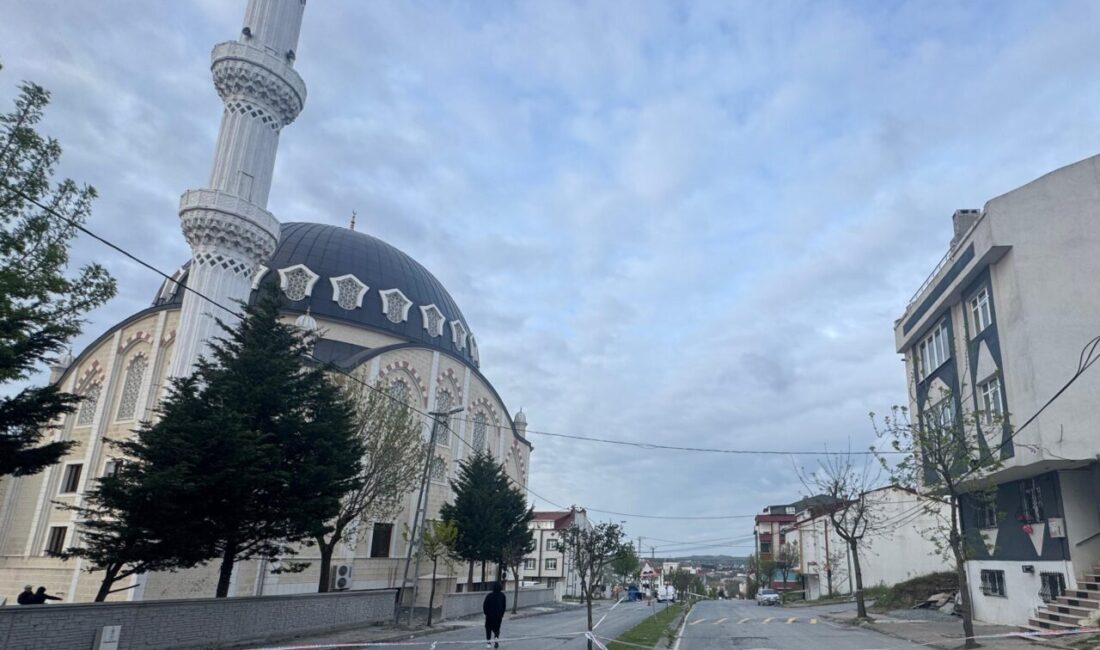 İSTANBUL (AA) – İstanbul'un Arnavutköy ilçesinde şiddetli rüzgar nedeniyle minaresi