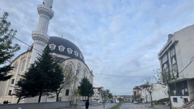 İSTANBUL (AA) – İstanbul'un Arnavutköy ilçesinde şiddetli rüzgar nedeniyle minaresi