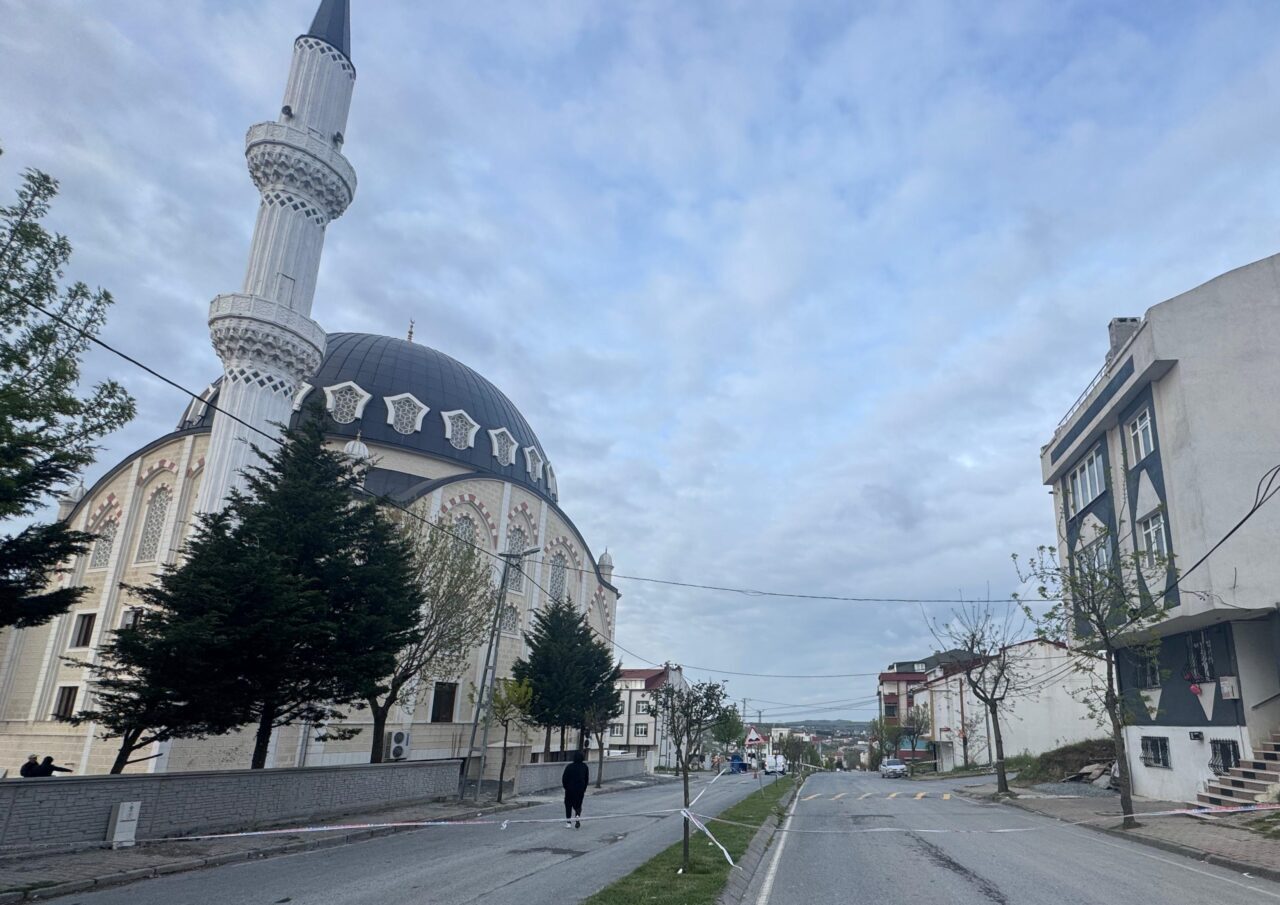 İSTANBUL (AA) – İstanbul'un Arnavutköy ilçesinde şiddetli rüzgar nedeniyle minaresi