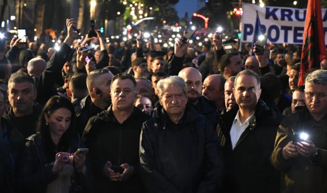 TİRAN (AA) – Arnavutluk'un başkenti Tiran'da, ana muhalefetteki Demokratik Partinin