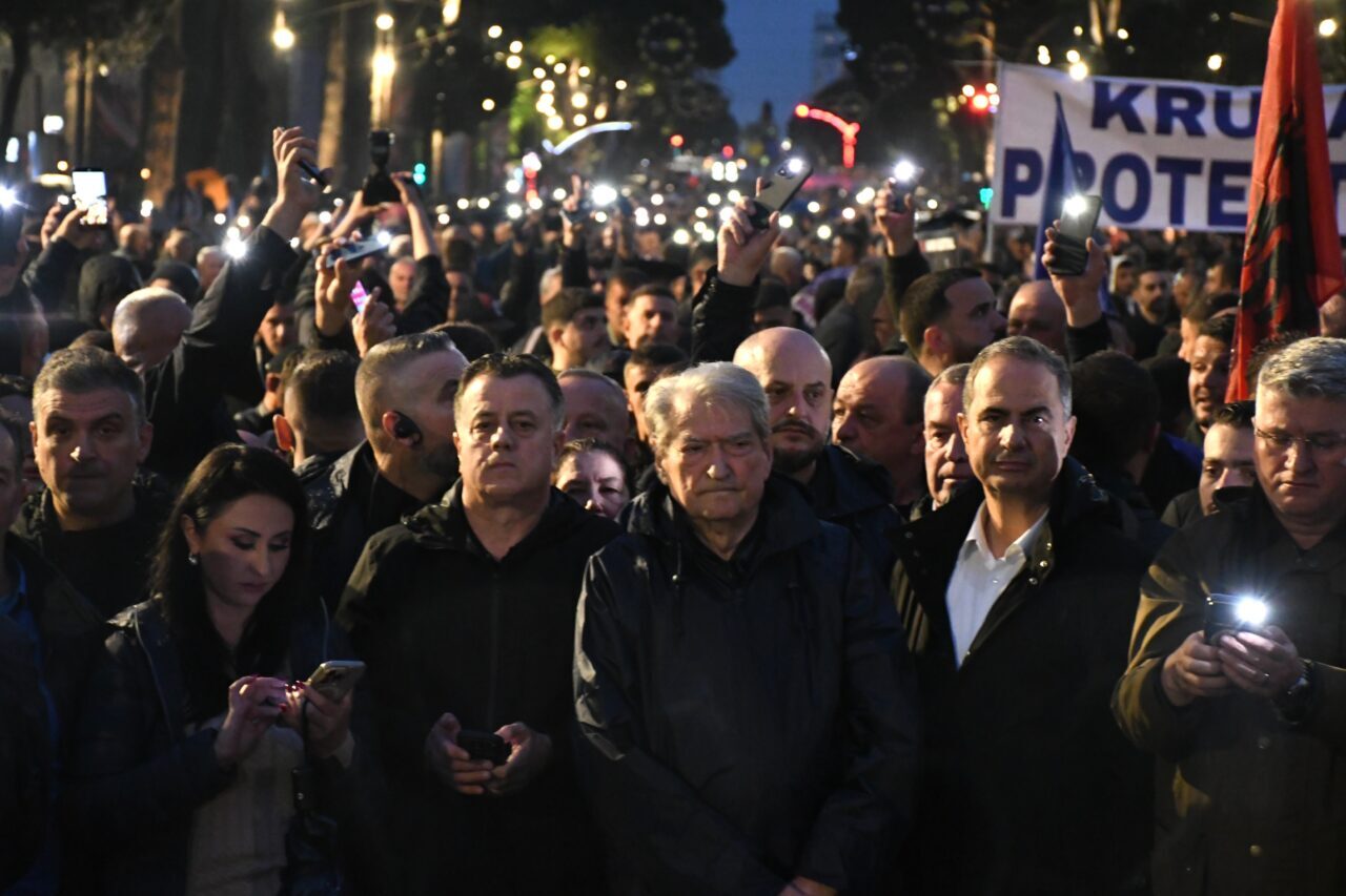 TİRAN (AA) – Arnavutluk'un başkenti Tiran'da, ana muhalefetteki Demokratik Partinin