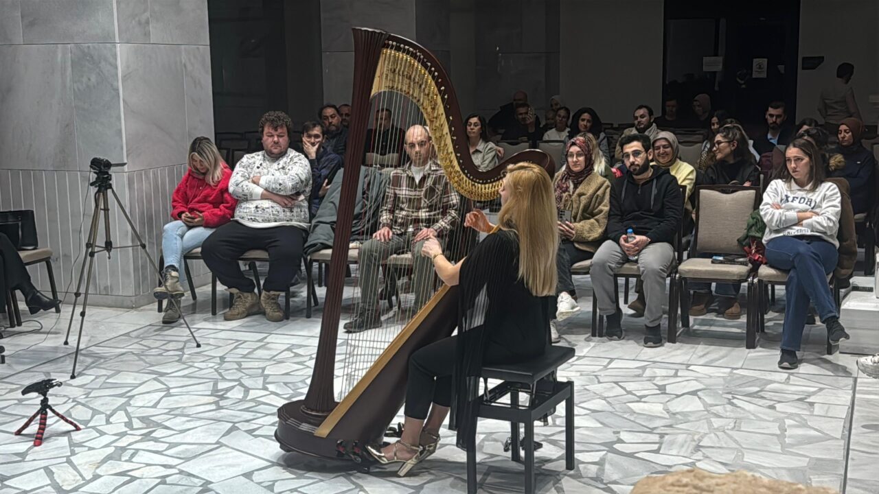 AFYONKARAHİSAR (AA) – Arpist Güneş Hızlılar, 25. Afyonkarahisar Klasik Müzik