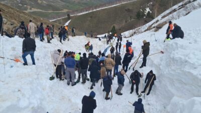 - Artvin Valiliği:
- "Yapılan değerlendirmeler sonucunda çığ tehlikesinin ortadan kalkmasıyla
