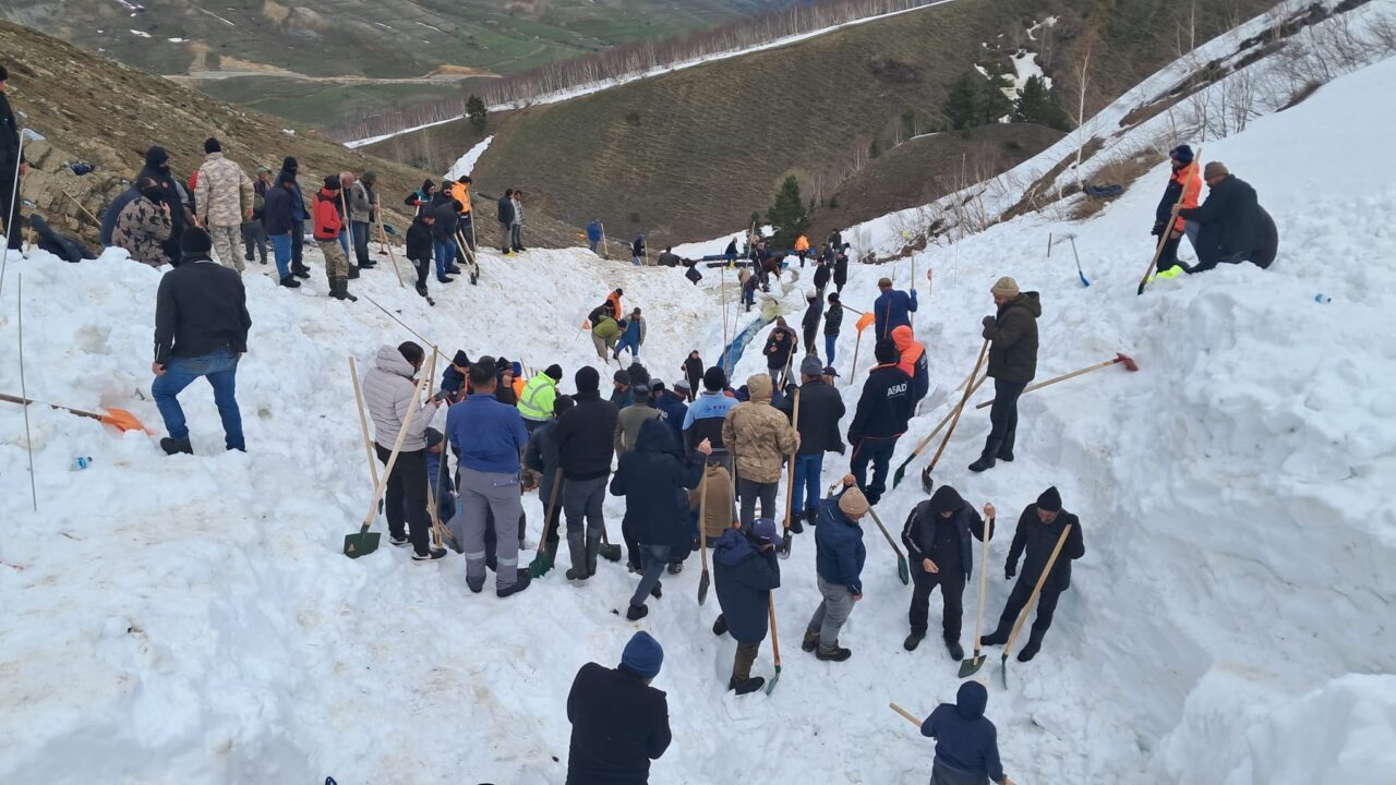 - Artvin Valiliği:
- "Yapılan değerlendirmeler sonucunda çığ tehlikesinin ortadan kalkmasıyla
