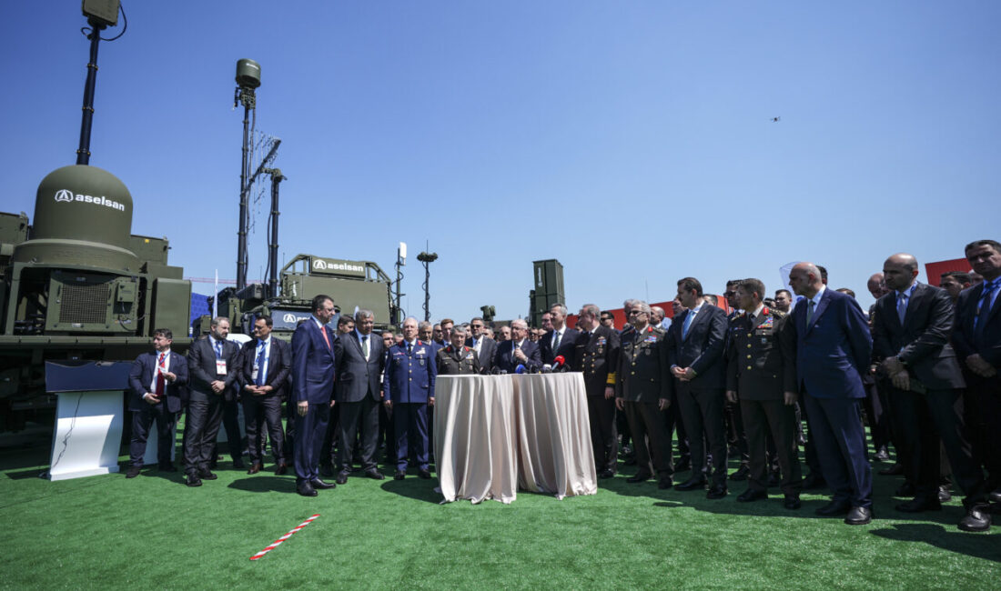 - Tanıtılan sistemler arasında ILGAR 3-LT Muhabere Elektronik Harp Sistemi,