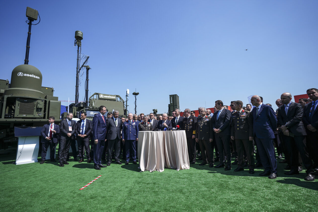 - Tanıtılan sistemler arasında ILGAR 3-LT Muhabere Elektronik Harp Sistemi,
