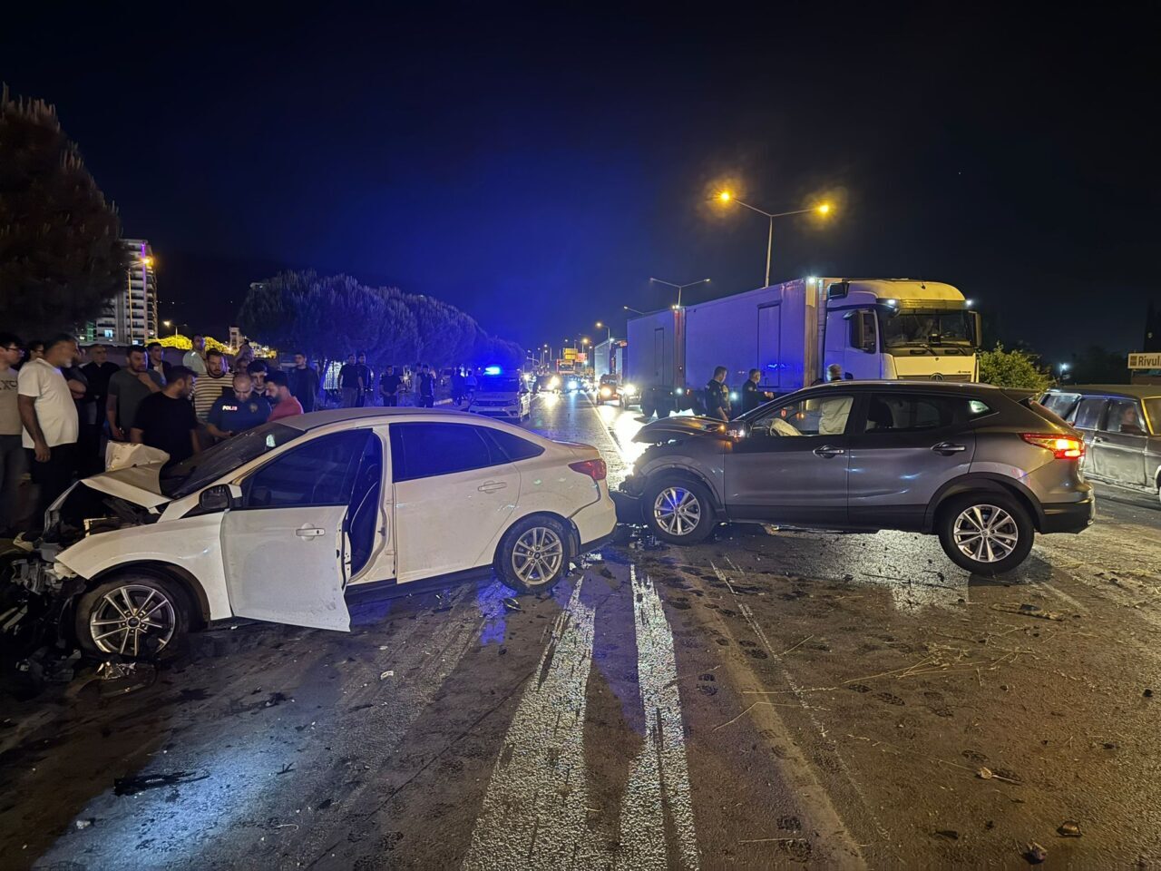 AYDIN (AA) – Aydın'ın Söke ilçesinde iki otomobilin çarpıştığı kazada