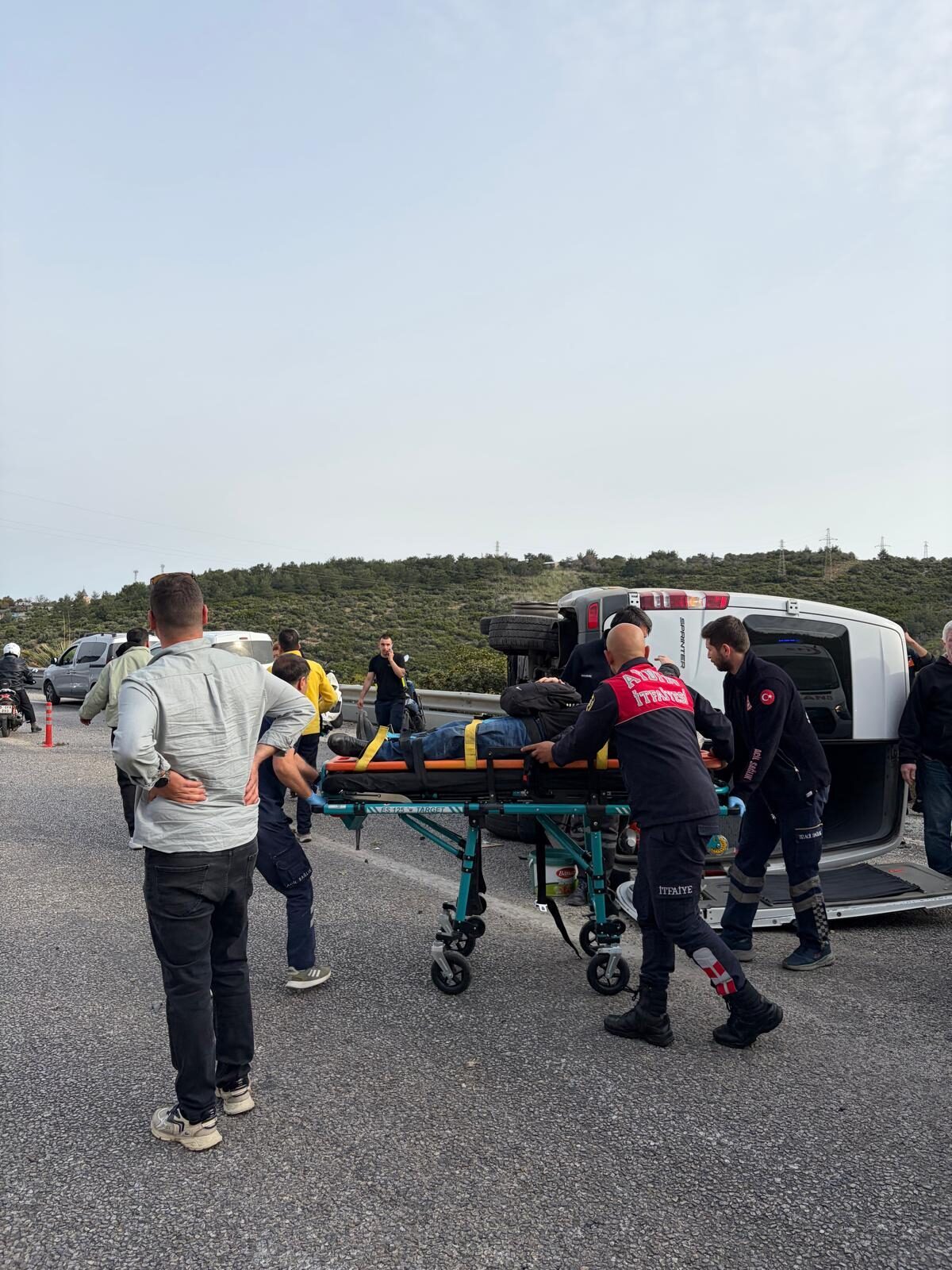 AYDIN (AA) – Aydın'ın Kuşadası ilçesinde otomobille minibüsün çarpışması sonucu