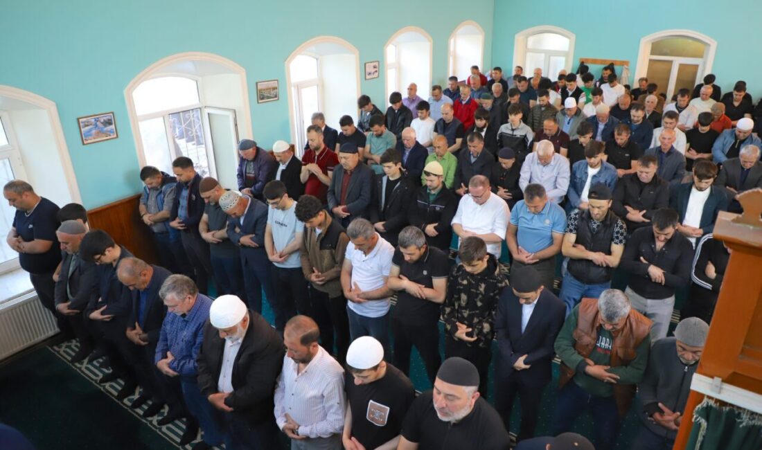 BAKÜ (AA) – Azerbaycan'da Kurban Bayramı dolayısıyla başkent Bakü başta