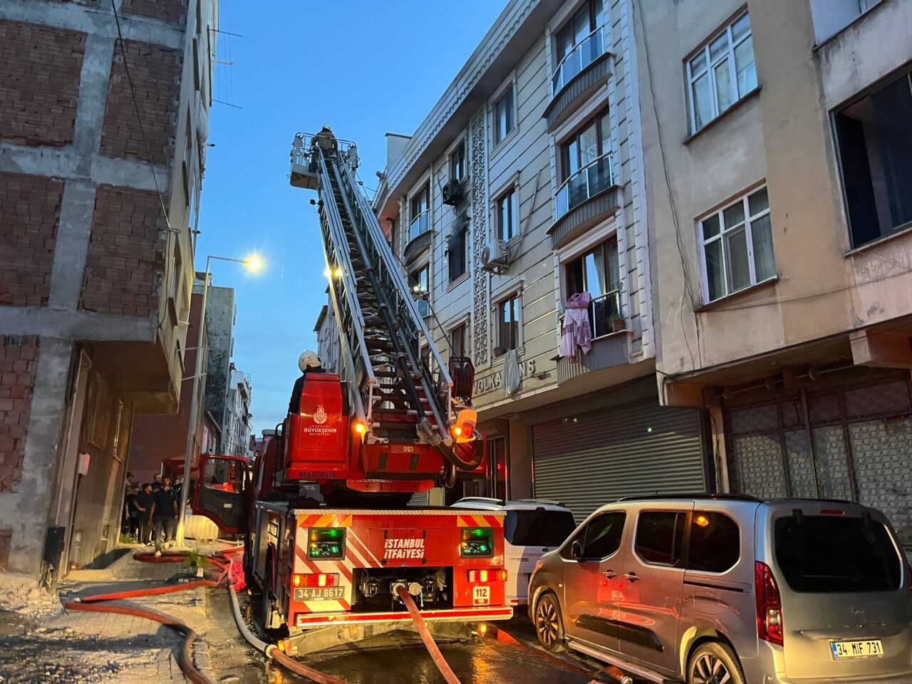 İSTANBUL (AA) – Bağcılar'da apartman dairesinde çıkan yangın itfaiye ekiplerinin