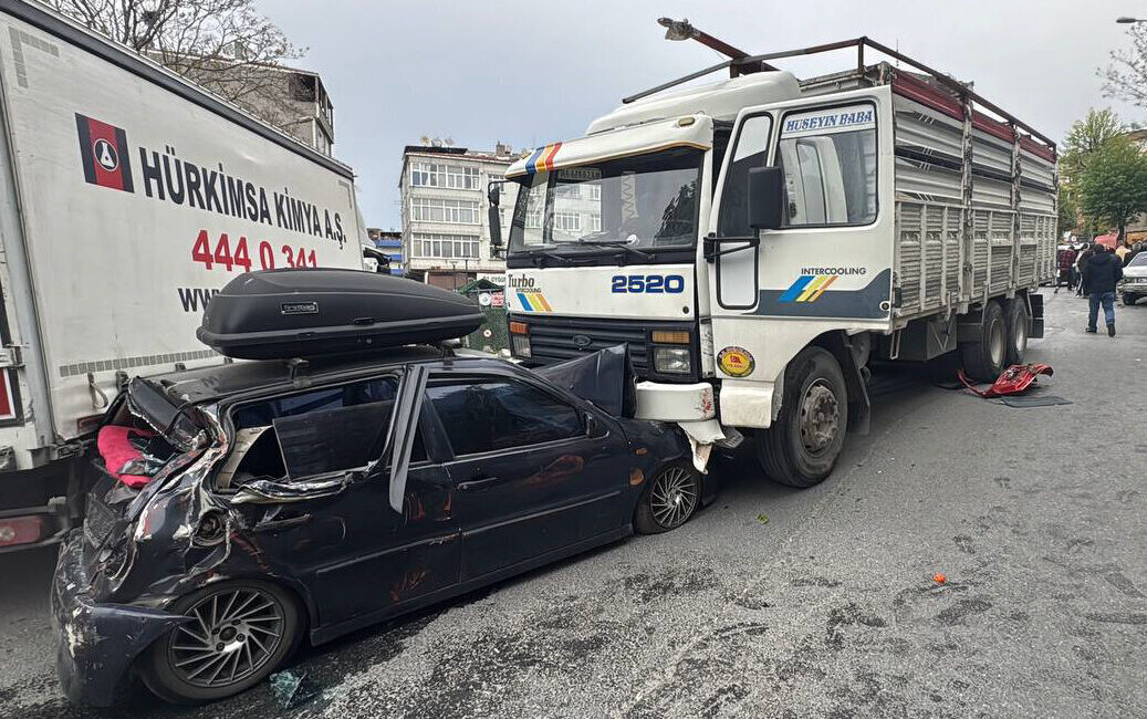 İSTANBUL (AA) – Bağcılar'da park halindeyken freni boşalan kamyon 6