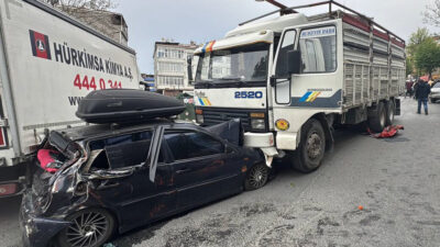 İSTANBUL (AA) – Bağcılar'da park halindeyken freni boşalan kamyon 6