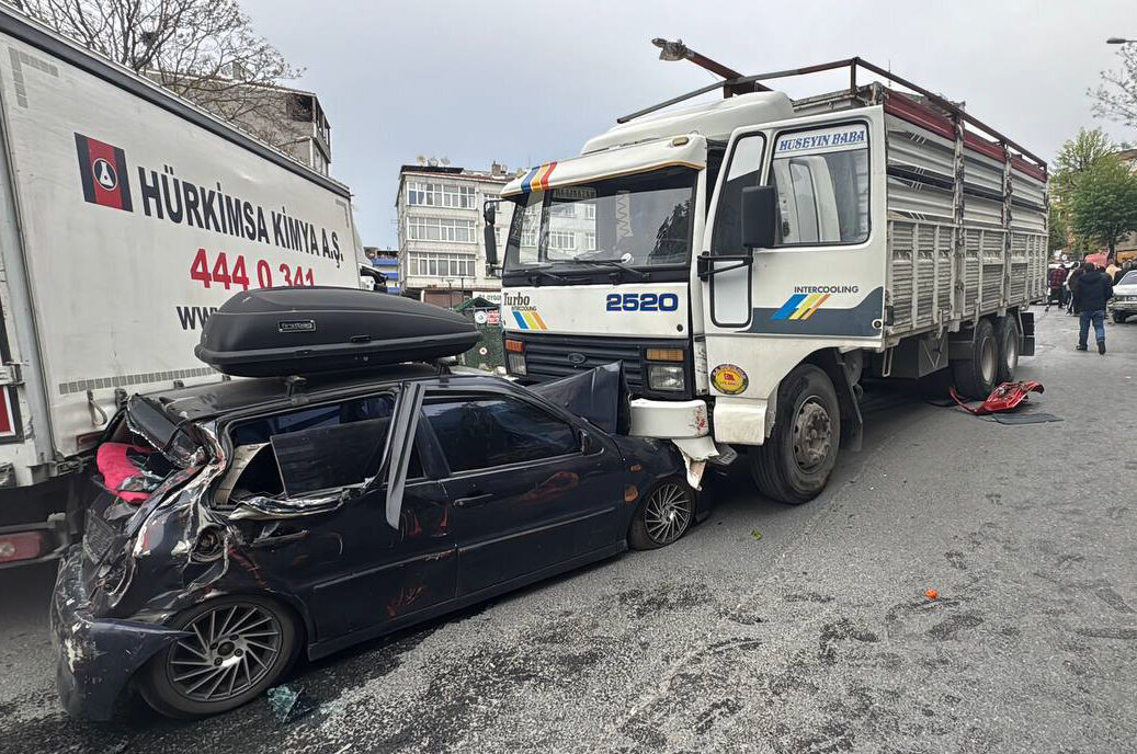 İSTANBUL (AA) – Bağcılar'da park halindeyken freni boşalan kamyon 6
