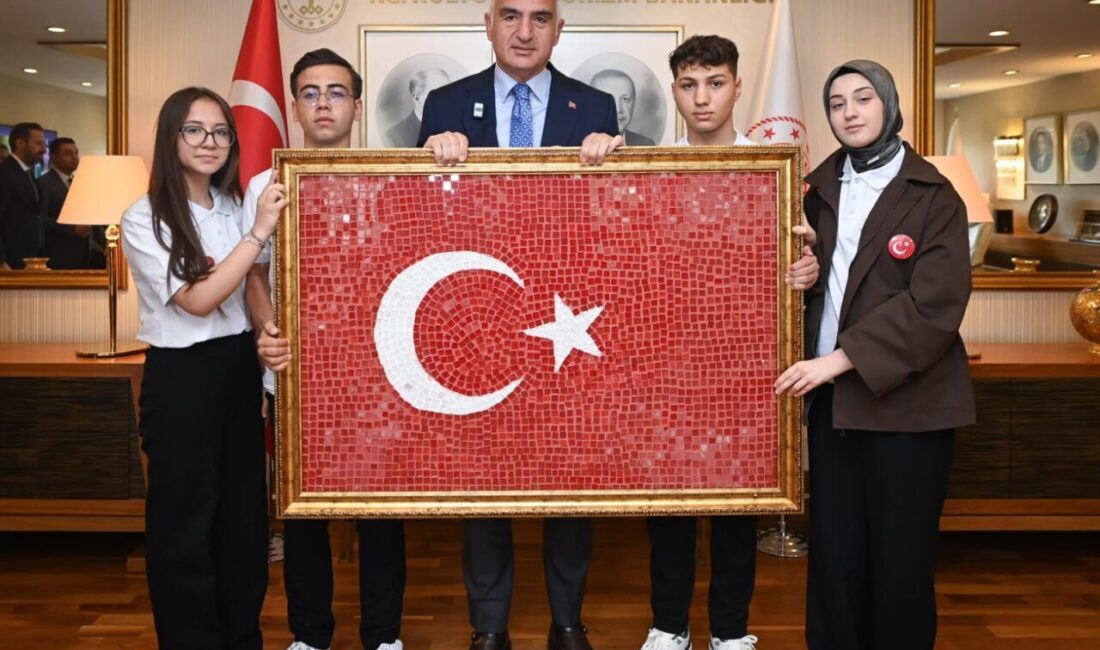 - Çankırı Selahattin İnal Güzel Sanatlar Lisesi öğrencileri, hazırladıkları cam