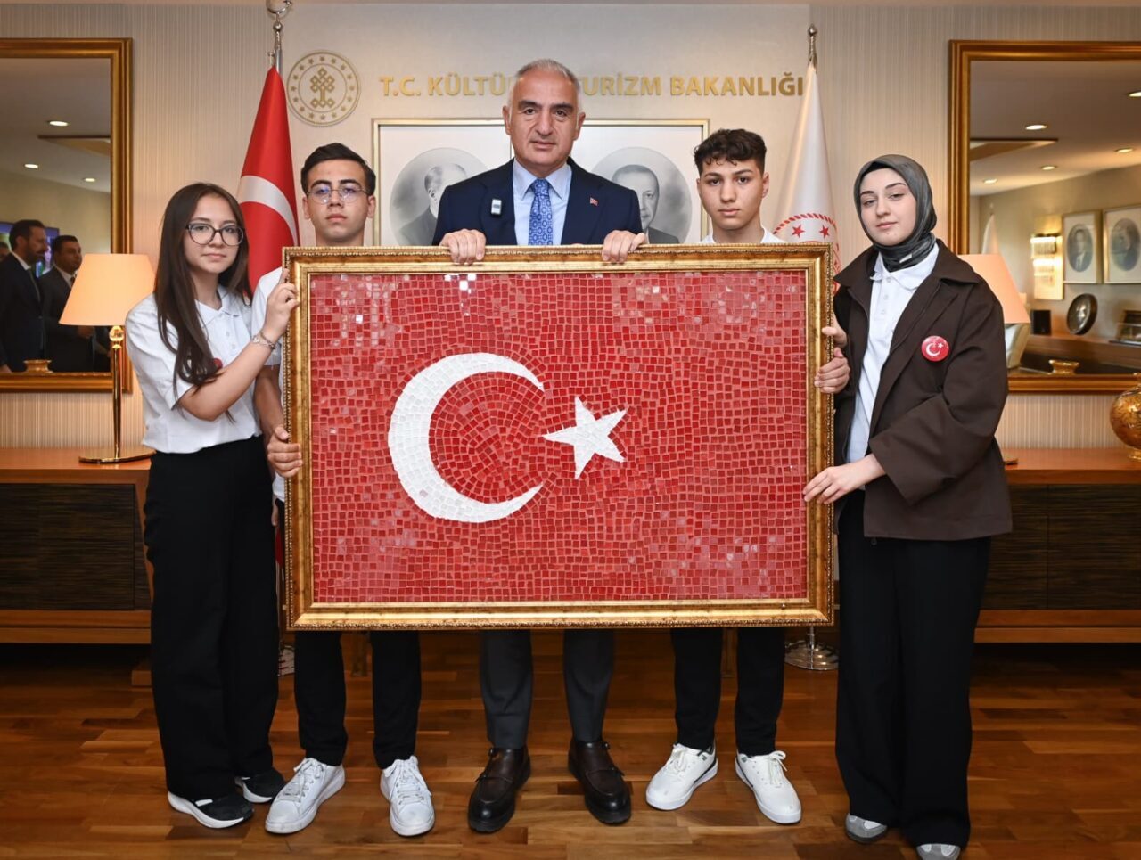 - Çankırı Selahattin İnal Güzel Sanatlar Lisesi öğrencileri, hazırladıkları cam