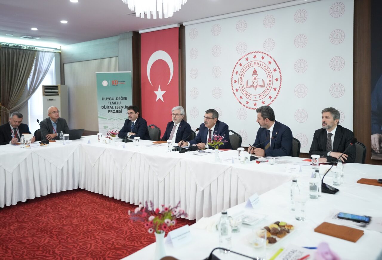 - "Bakanlık olarak çocuklarımızın dijital çağda güçlü bir şahsiyetle yetişmesi