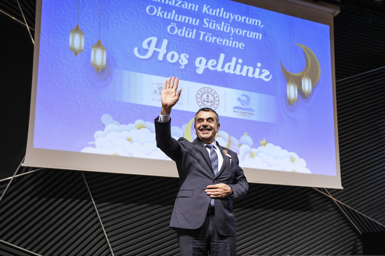 - "Dünyaya adaleti tesis etmek için mücadele eden bir devlet