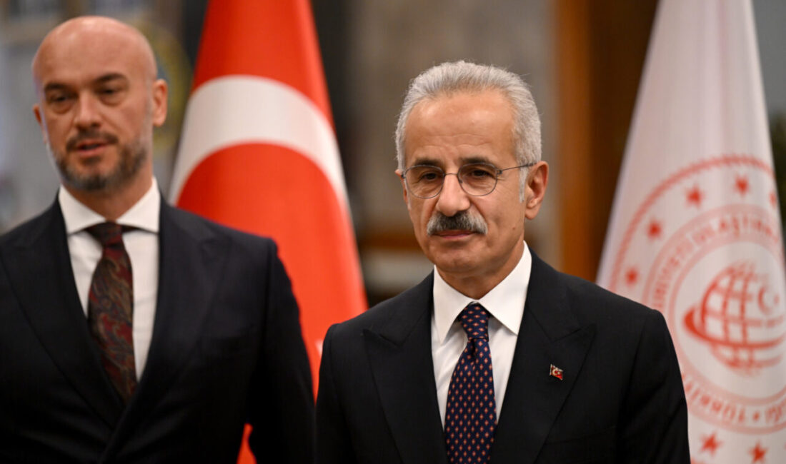 - "(Etimesgut Havalimanı) Mevcut 2 bin 450 metre uzunluğundaki pisti