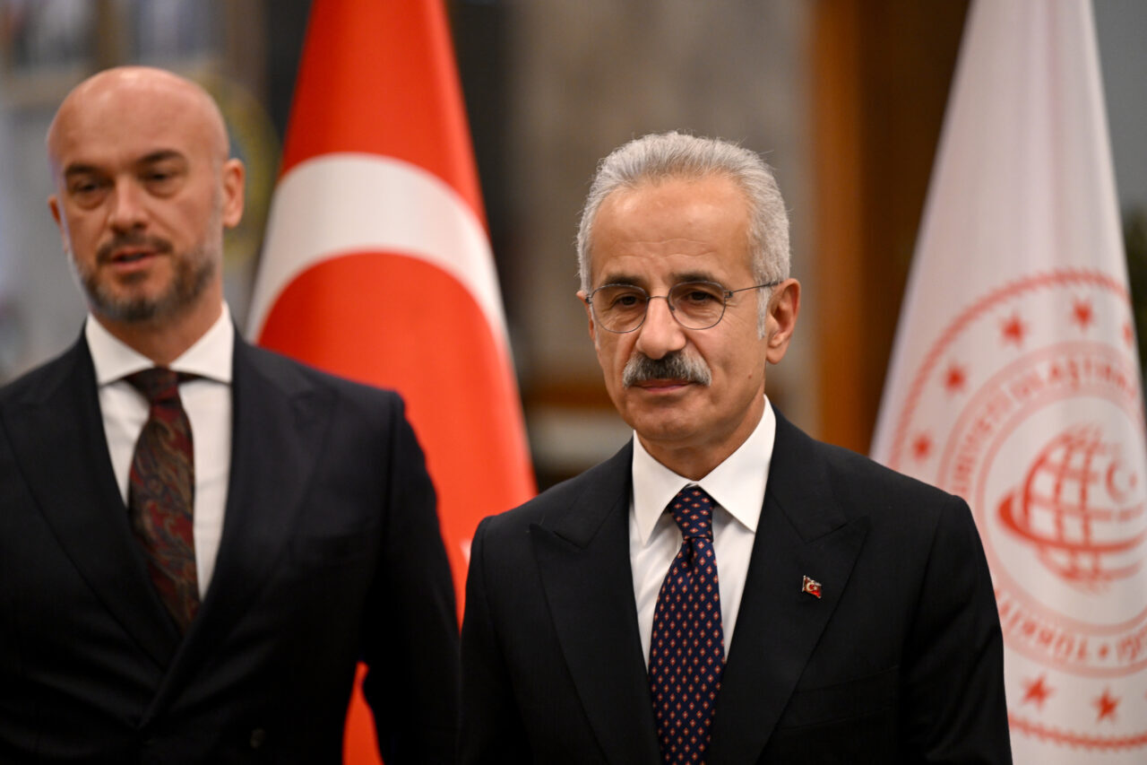 - "(Etimesgut Havalimanı) Mevcut 2 bin 450 metre uzunluğundaki pisti