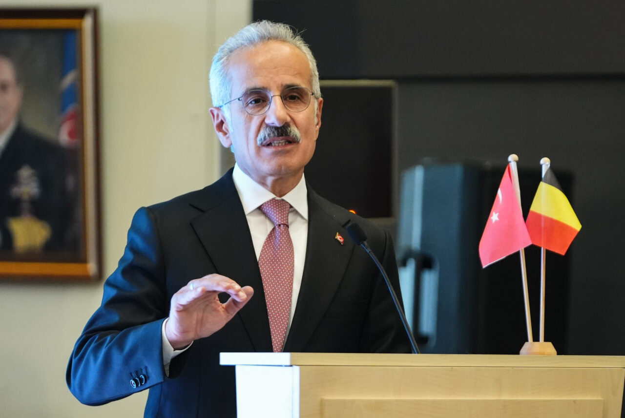 - "Belçika ile karşılıklı yatırım ve işbirliklerini artırmamız gerekir. Geçmişi,