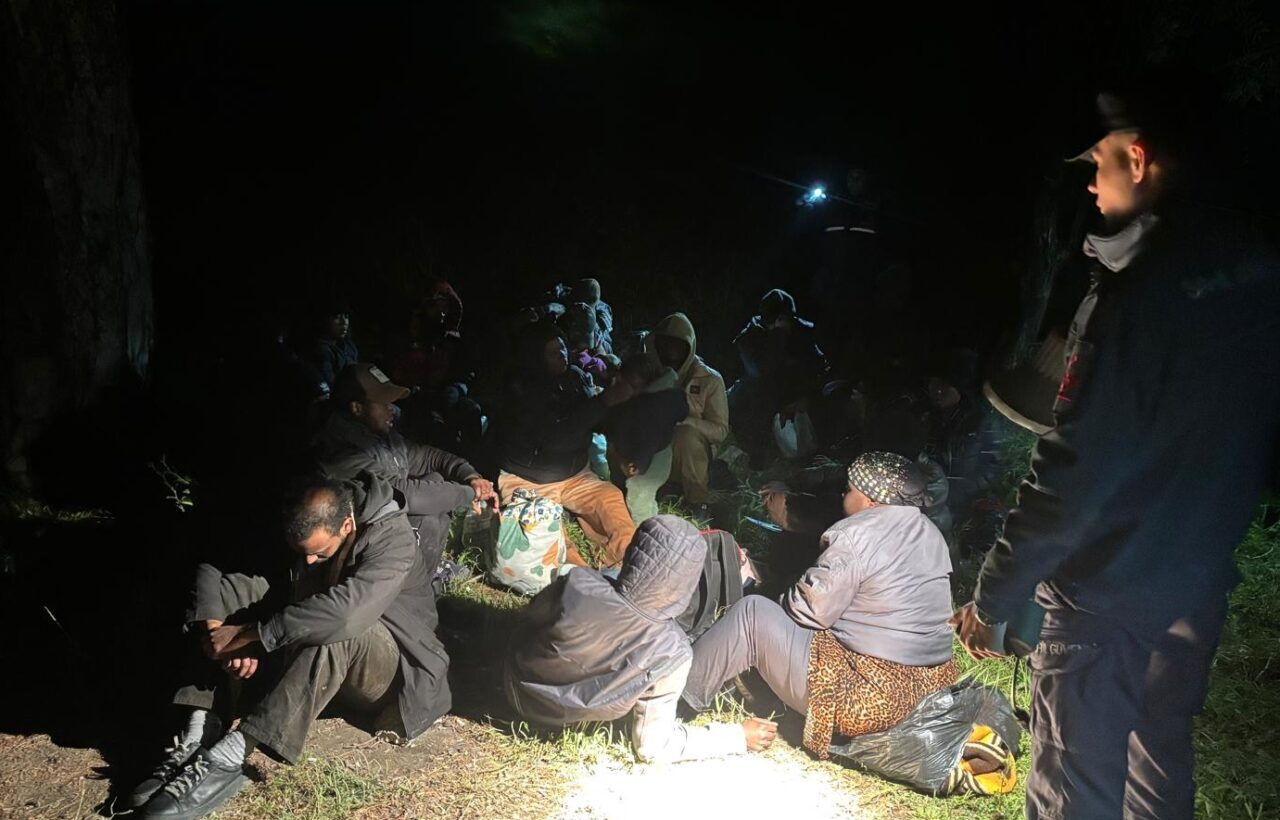 BALIKESİR (AA) – Balıkesir'in Edremit ilçesinde düzenlenen operasyonda 2'si çocuk
