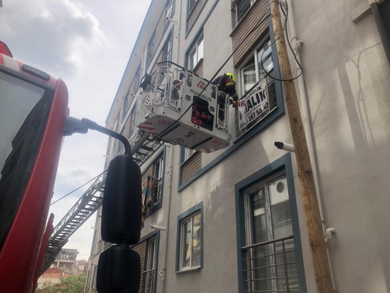 BALIKESİR (AA) – Balıkesir'in Altıeylül ilçesinde apartmanda bulunan motosiklette çıkan