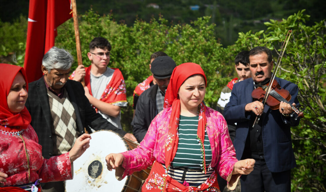 BALIKESİR (AA) – Balıkesir'in Sındırgı ilçesinde dünyaevine giren Tuğba Nur