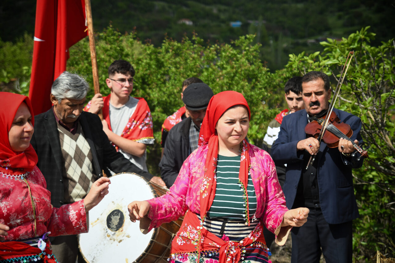 BALIKESİR (AA) – Balıkesir'in Sındırgı ilçesinde dünyaevine giren Tuğba Nur