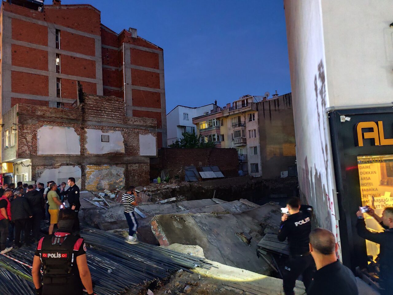 - Binanın yıkıldığı anlar cep telefonu kamerasıyla görüntülendi