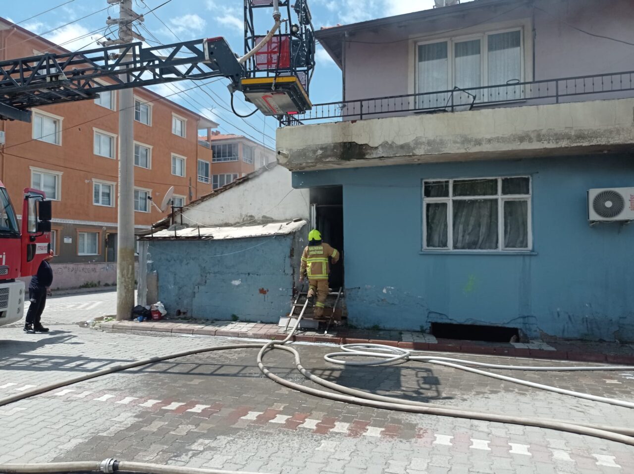 BALIKESİR (AA) – Balıkesir'in Havran ilçesinde iki katlı binanın zemin