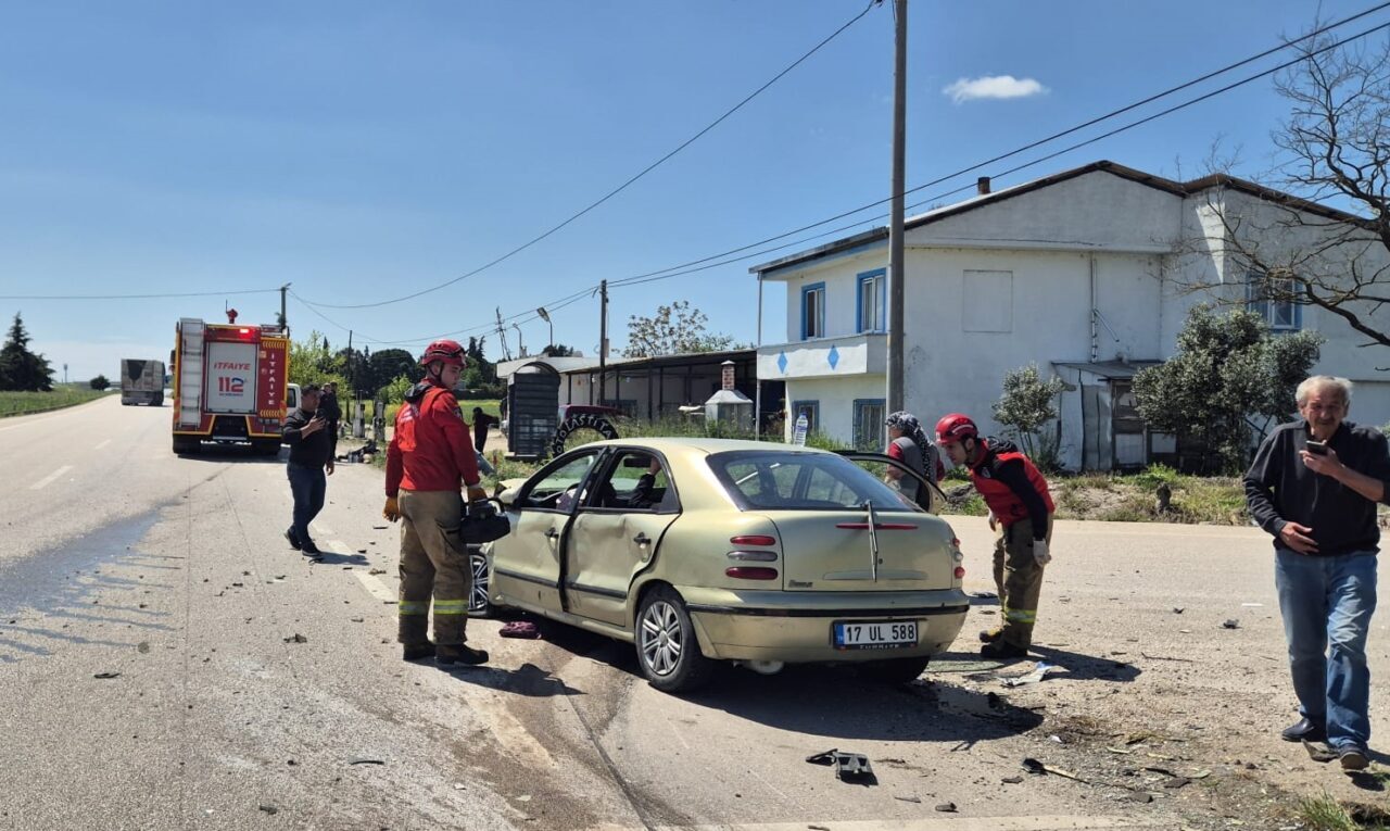 BALIKESİR (AA) – Balıkesir'in Susurluk ilçesinde, iki otomobilin çarpışması sonucu