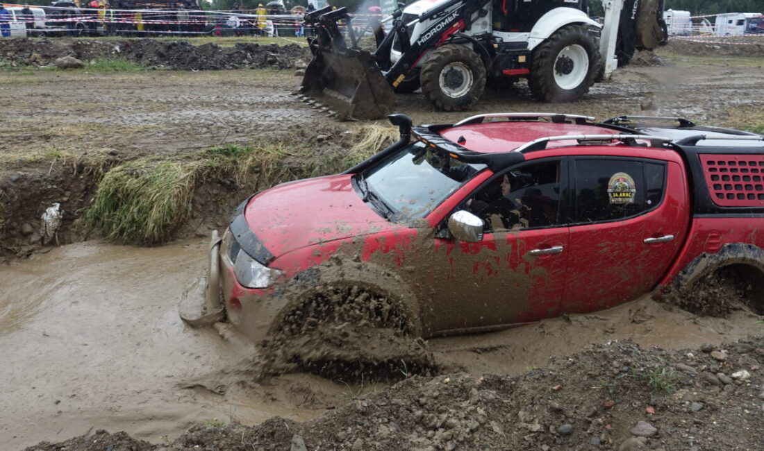 BALIKESİR (AA) – Balıkesir'in Havran ilçesinde düzenlenen off-road şenliği, adrenalin
