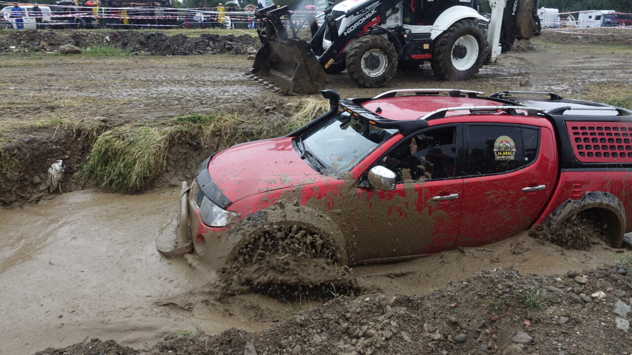 BALIKESİR (AA) – Balıkesir'in Havran ilçesinde düzenlenen off-road şenliği, adrenalin