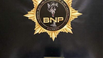 BALIKESİR (AA) – Balıkesir'de polis ekipleri, şüphe üzerine durdurdukları otomobilde