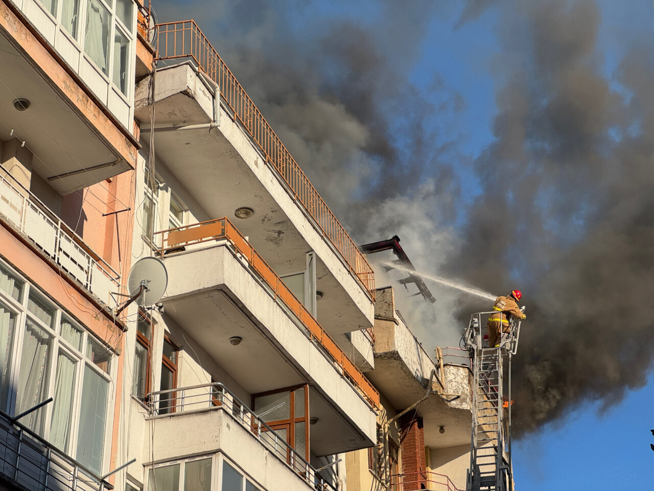BARTIN (AA) – Bartın'ın Amasra ilçesinde bir apartmanın çatı katında