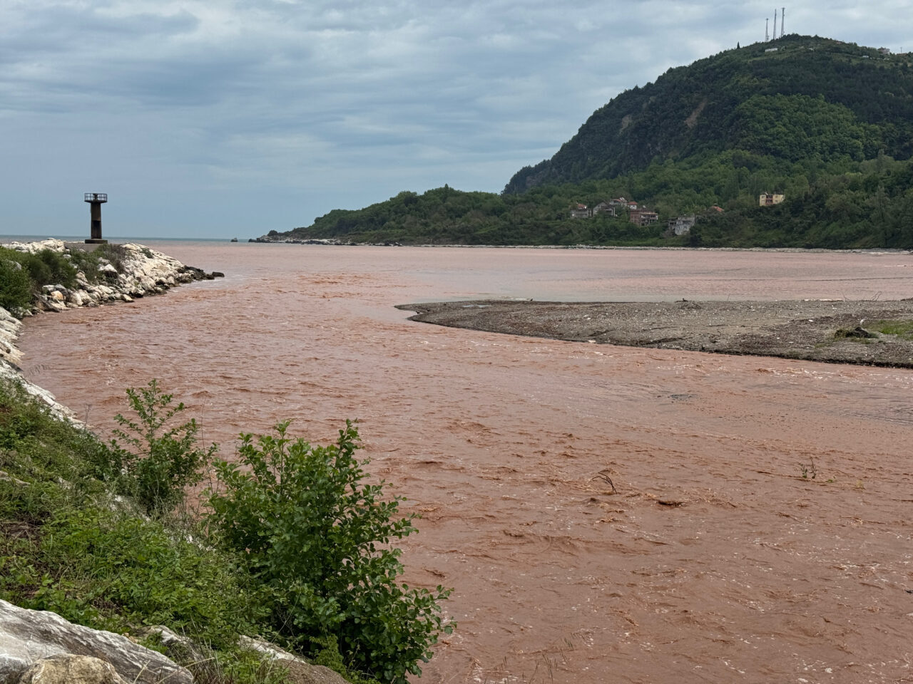 BARTIN (AA) – Bartın'da sağanağın ardından derelerin taşıdığı çamurlu su