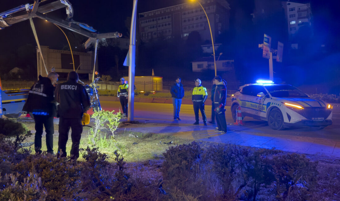 ANKARA (AA) – Ankara'nın Pursaklar ilçesinde aydınlatma direğine çarpan motosikletin