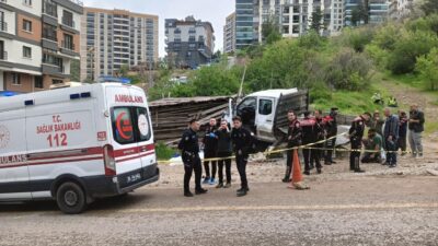 ANKARA (AA) – Ankara'nın Çankaya ilçesinde kontrolden çıkan kamyonetin altında