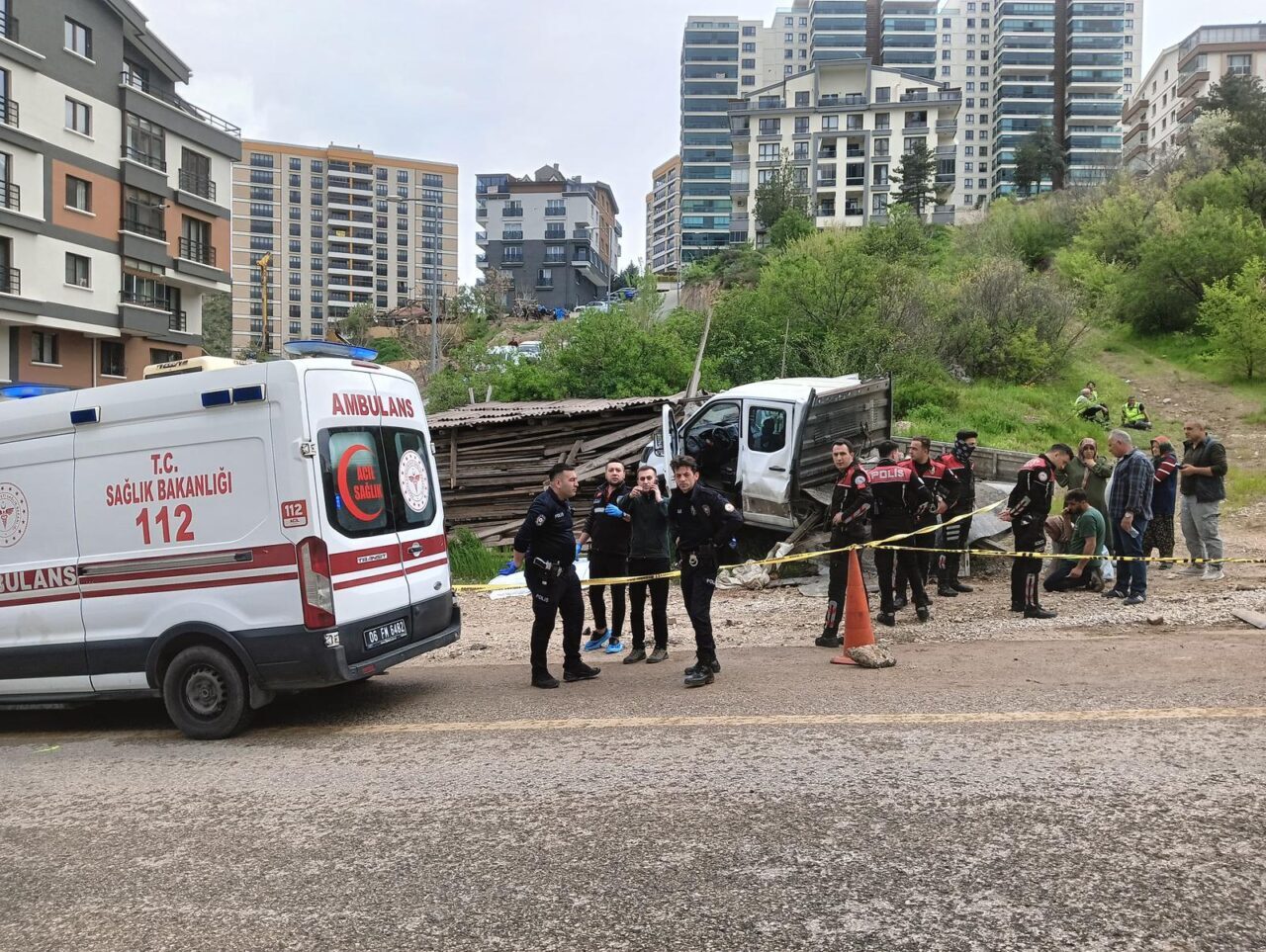 ANKARA (AA) – Ankara'nın Çankaya ilçesinde kontrolden çıkan kamyonetin altında