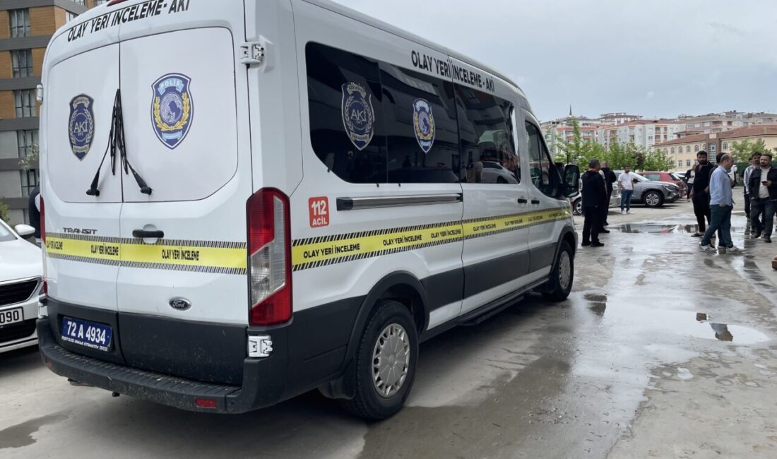 BATMAN (AA) – Batman'da asansörde mahsur kalanları kurtarmak isterken boşluğuna