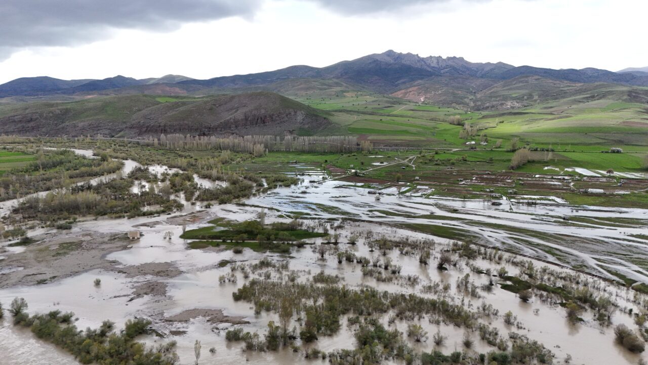 BAYBURT (AA) – Bayburt'ta yağışların ardından Çoruh Nehri'nin taşması sonucu