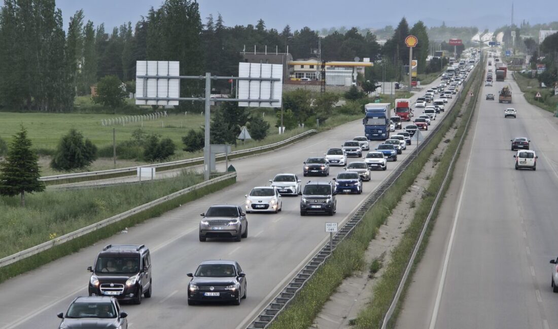 AMASYA (AA) – Kurban Bayramı öncesinde trafik yoğunluğu yaşanan İstanbul-Samsun
